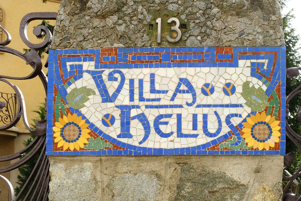 Casa Grané - Vil·la Hèlius. Placa del nom en trencadís