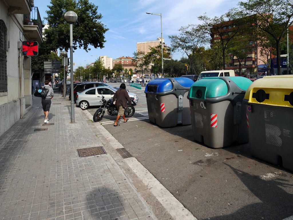 Avinguda Meridiana, tram entre Glòries i el carrer de València (cantó muntanya). Vorera amb contenidors