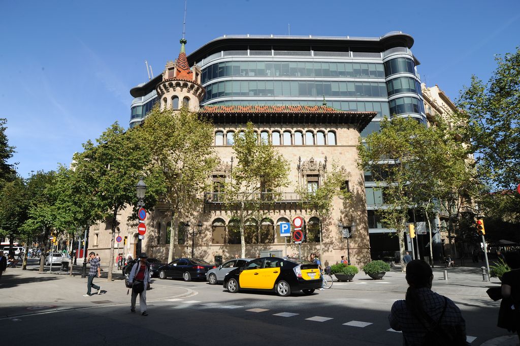 Diputació de Barcelona - Casa Serra vista des de la rambla de Catalunya