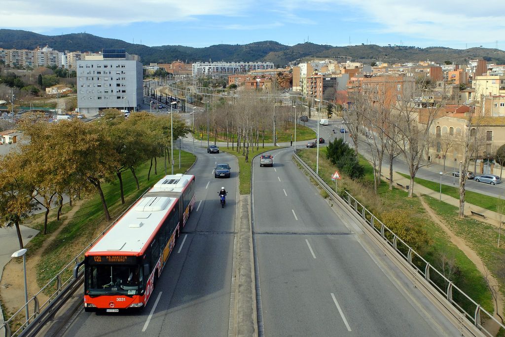 Avinguda i plaça de l'Estatut. Calçada