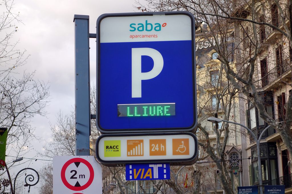 Aparcament al passeig de Gràcia. Senyalització d'aparcament lliure