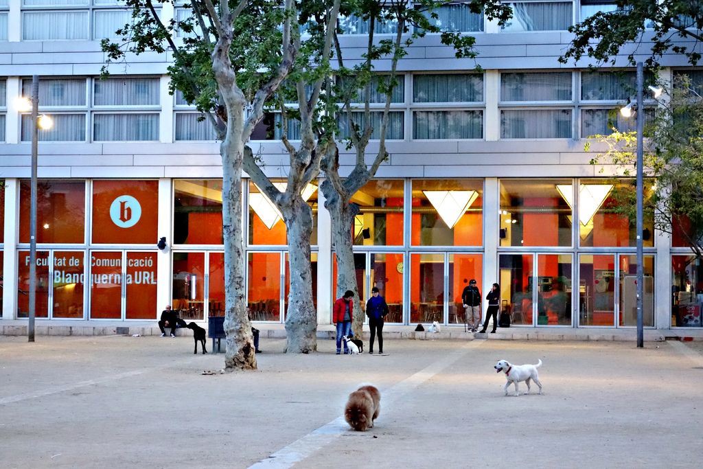 Plaça de Joan Coromines - Macba. Facultat de Comunicació Blanquerna