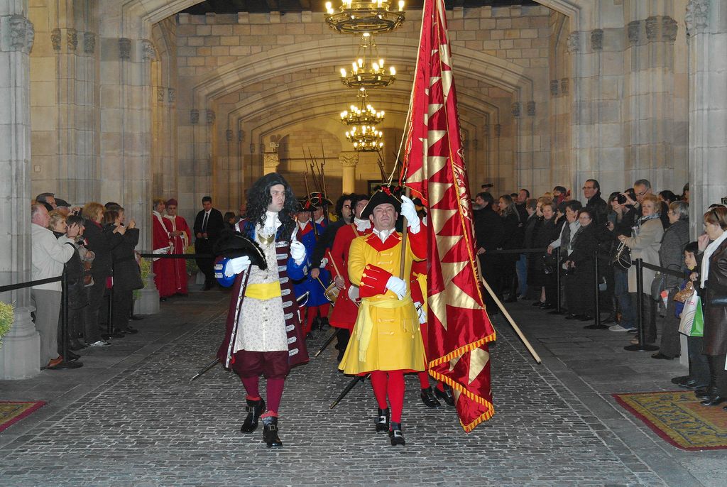 Santa Eulàlia 2013. La Coronela desfilant al pati de l'Ajuntament