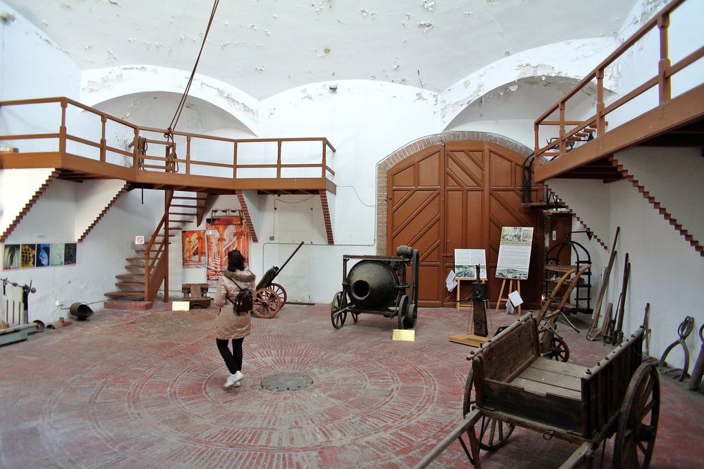 Pavellons Güell. Interior amb una exposició