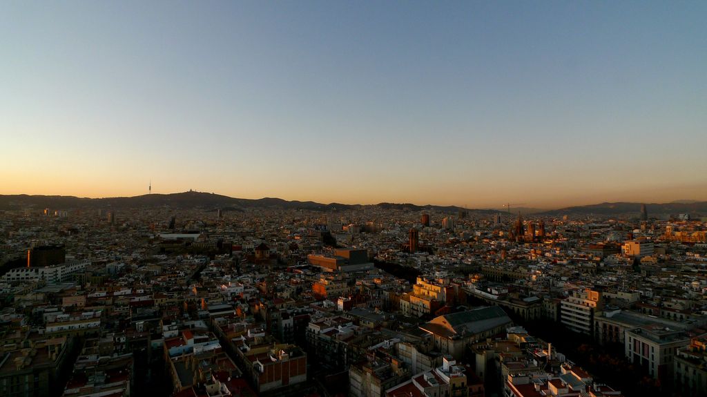 Vista panoràmica de Barcelona des de la Rambla cap a la muntanya