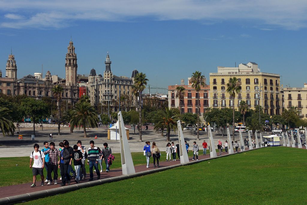 Port Vell. Persones passejant prop del moll de Bosch i Alsina