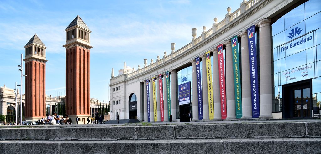 Fira Barcelona Meeting Point 2015. Venecianes a la façana de l'edifici firal