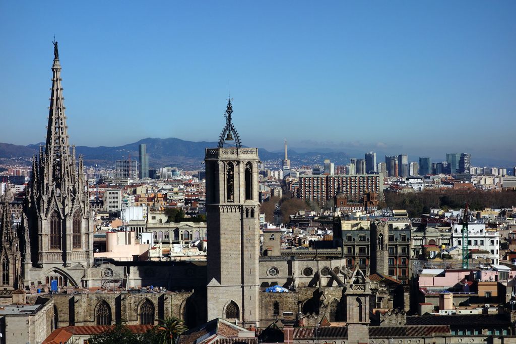 Vistes de Barcelona des de Ciutat Vella amb la Catedral de Barcelona a primer terme