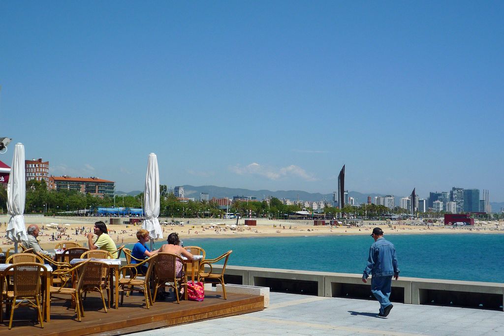 Platja de la Nova Icària. Persones a les terrasses i al passeig