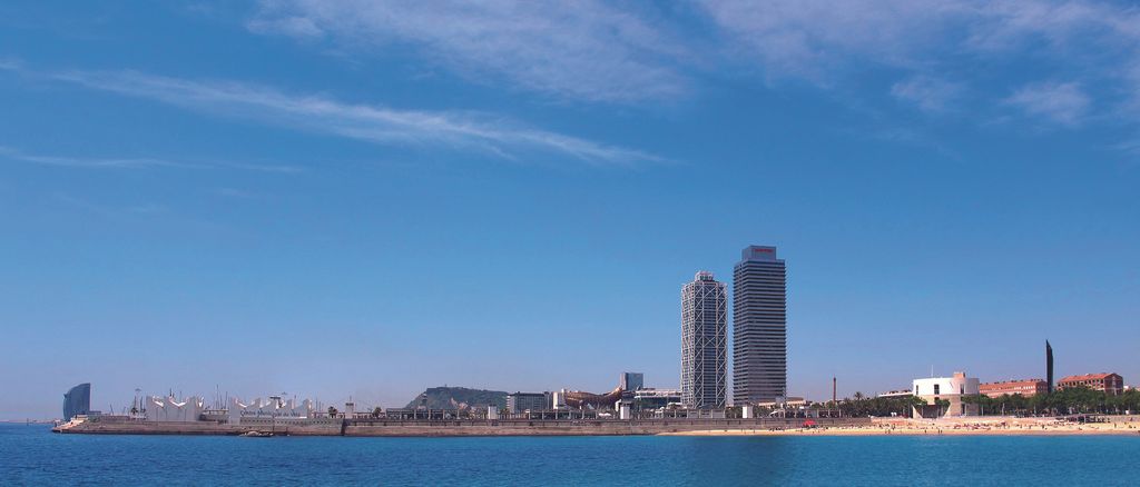 Vista del Port Olímpic des de l'espigó del Bogatell