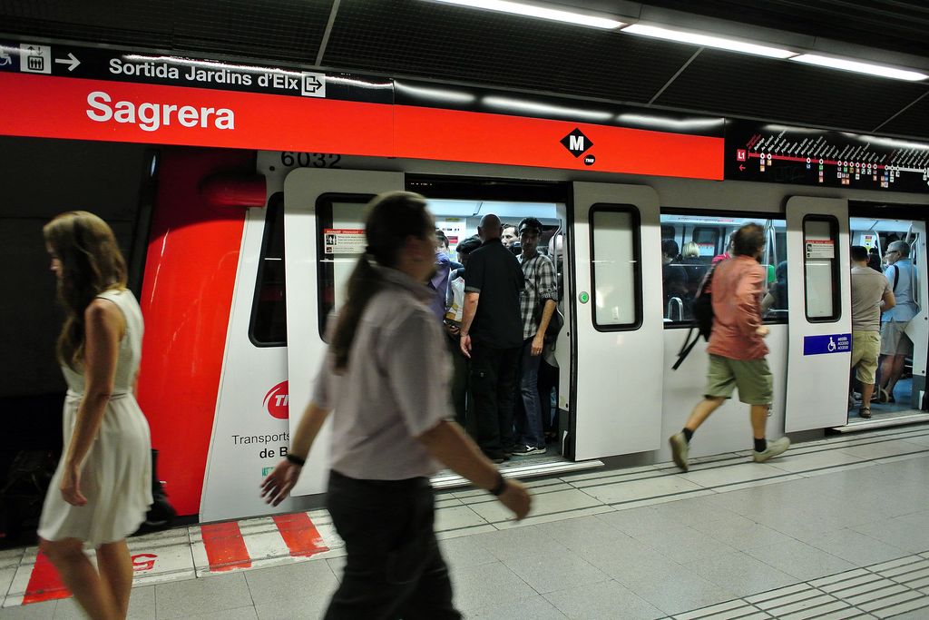 Metro de la línia 1. Passatgers baixant i pujant del metro a l'estació de la Sagrera