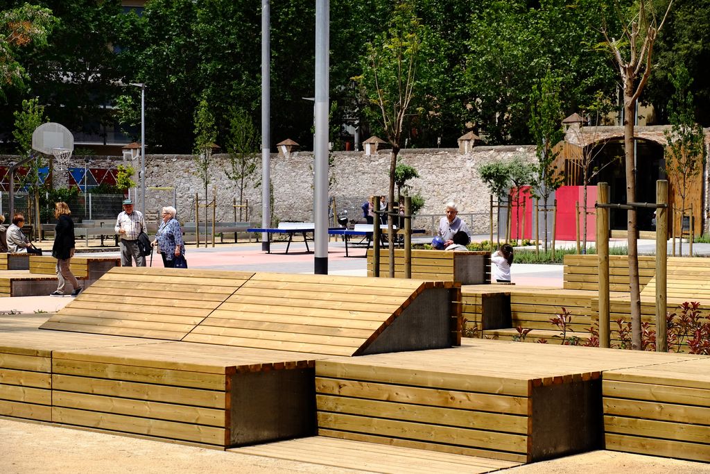 Jardins d'Emma de Barcelona. Bancs i equipaments esportius