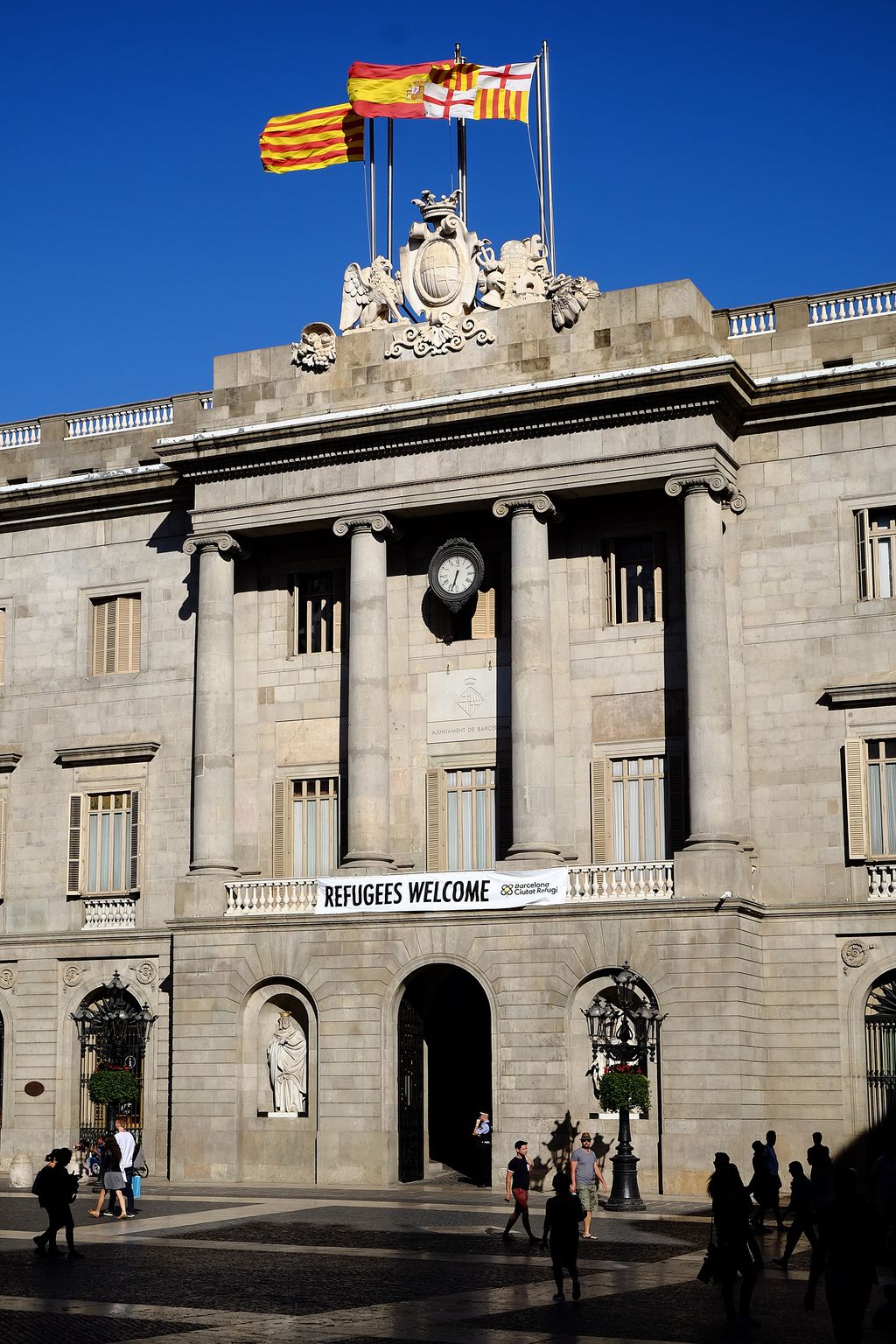 Façana de l'Ajuntament de Barcelona amb la pancarta "Refugees welcome"