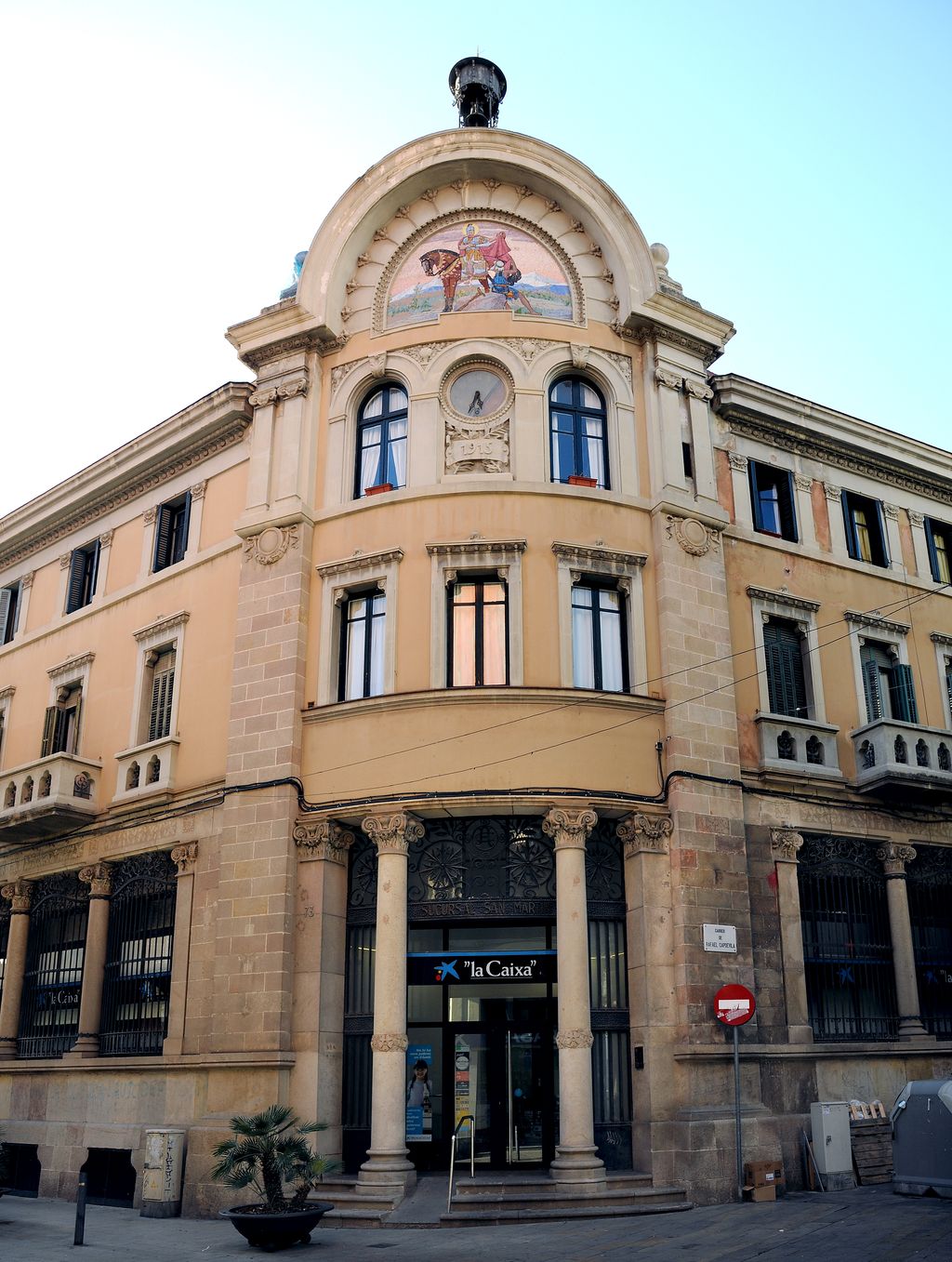 Antiga Caixa de Pensions al carrer del Clot. Façana