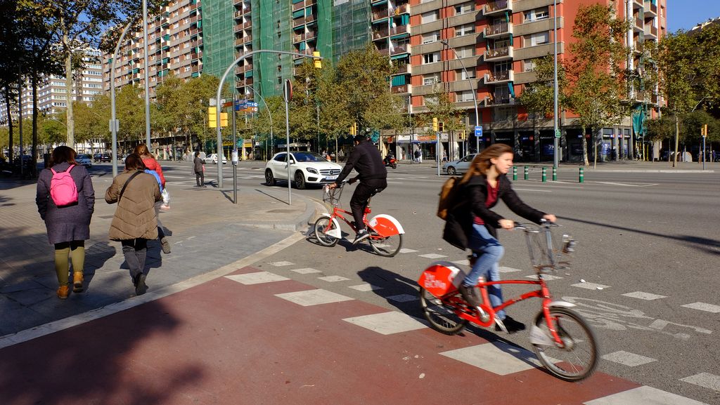 Avinguda Meridiana, tram entre el carrer de Felip II i la plaça de la Tolerància. Carril bici
