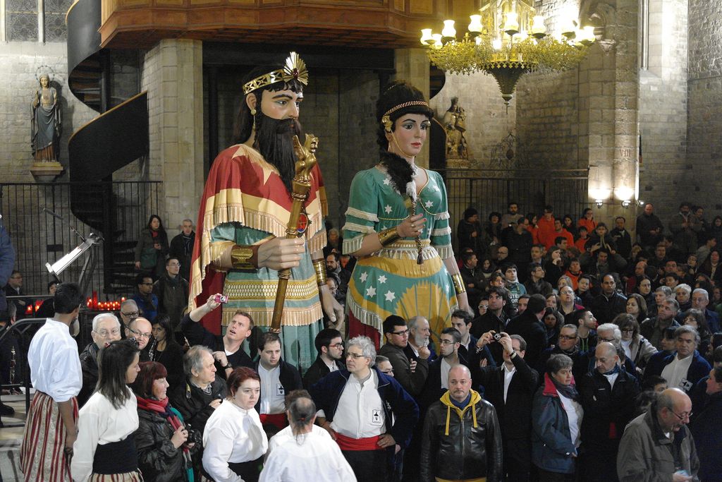 Santa Eulàlia 2013. Protocols de l'Àliga. Gegants de l'església de Santa Maria del Mar dins de la basílica