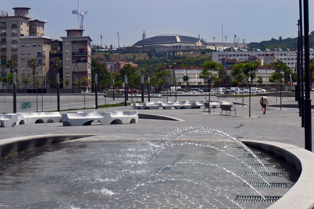 Plaça de la Porta Firal. Font i bancs