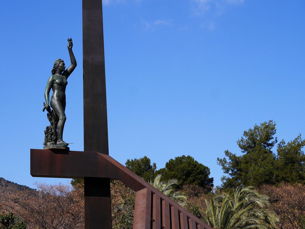 La República (homenatge a Pi i Margall). Escultura de Josep Viladomat i estructura abstracta d'Helio Piñón i Albert Viaplana