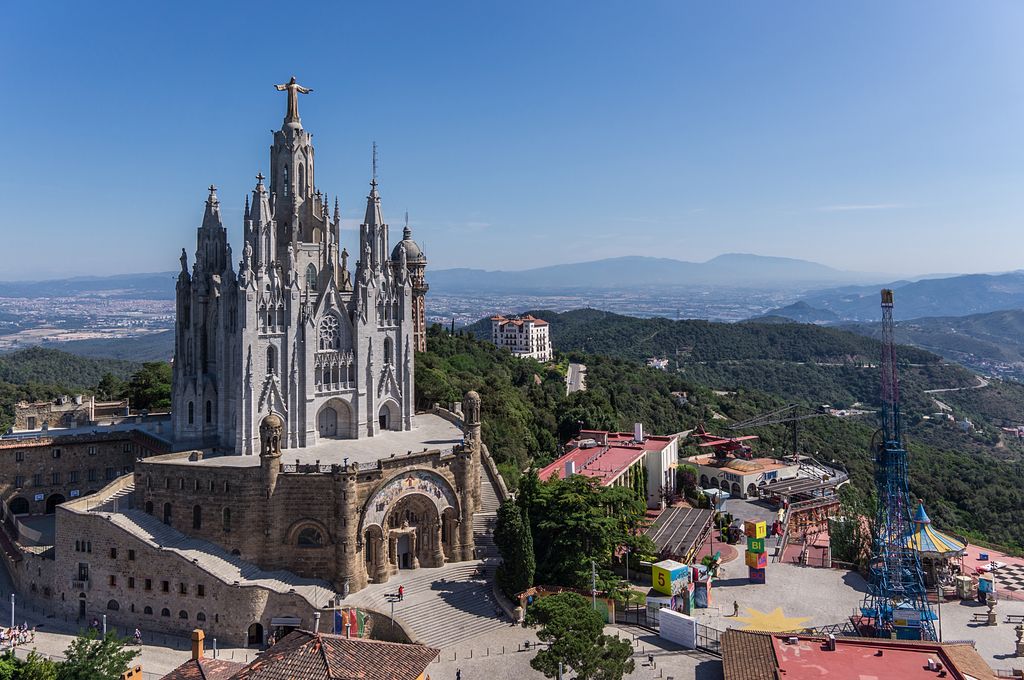 Temple expiatori del Sagrat Cor i entrada al Parc d'Atraccions