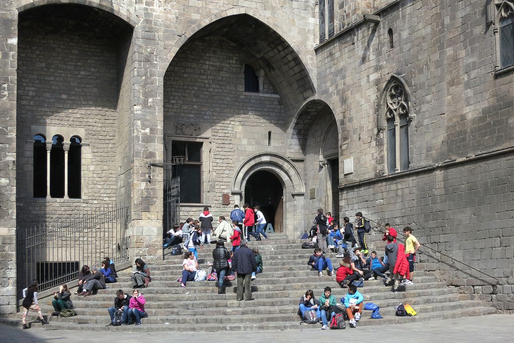 Persones a la plaça del Rei