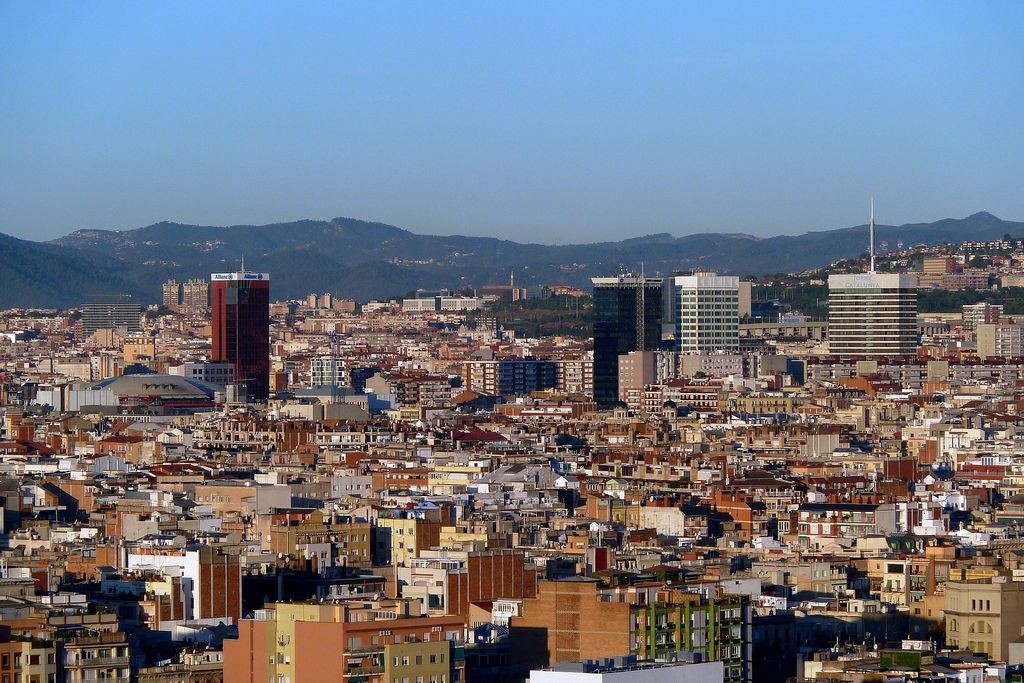Vista de Barcelona des del Raval fins a la muntanya