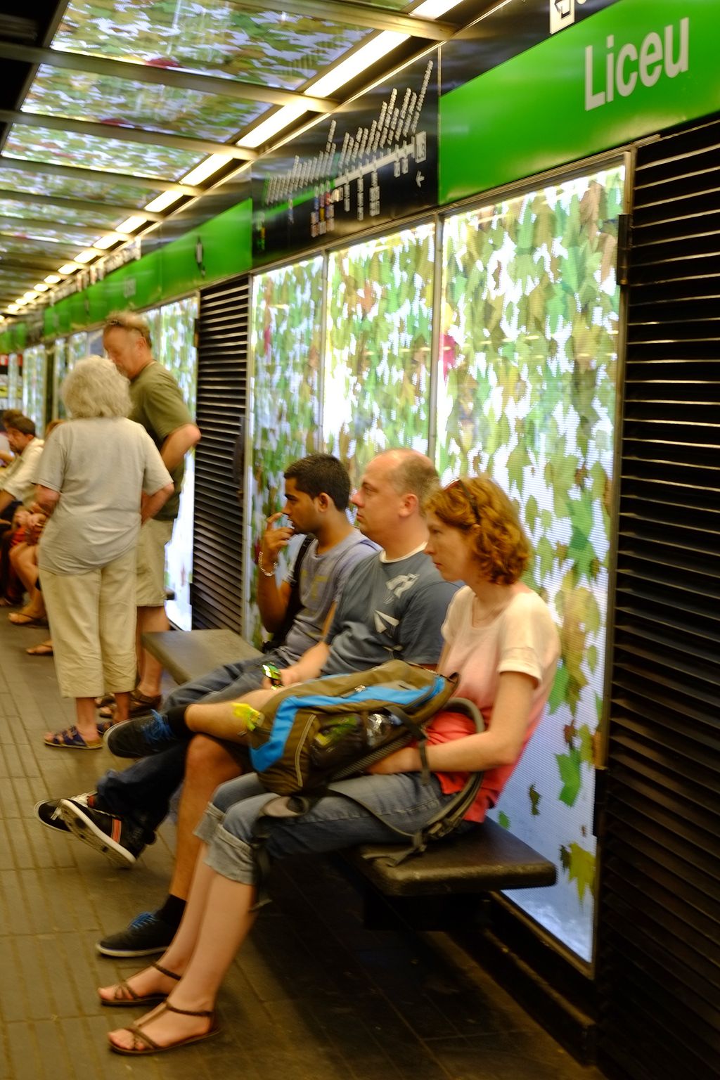 Estació de metro Liceu. Viatgers esperant a l'andana