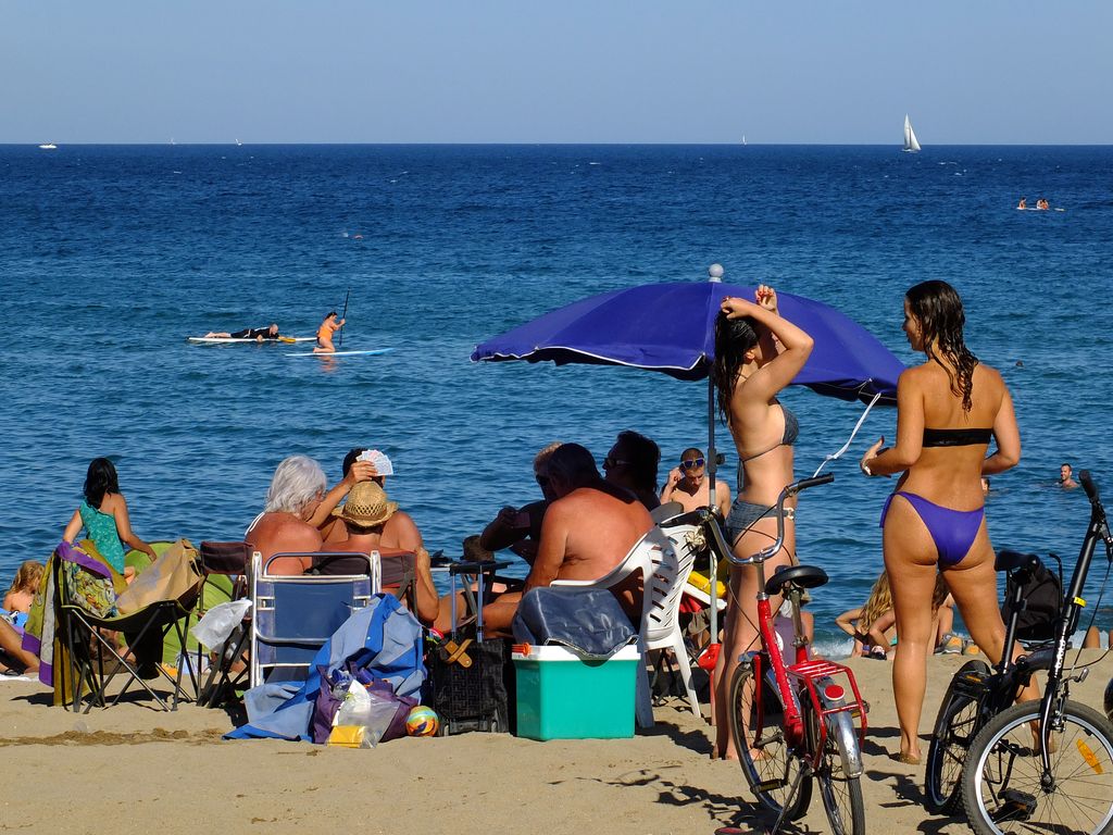 Platja de Sant Sebastià. Banyistes