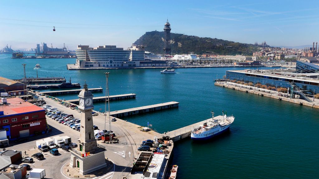 Vista del Port amb el rellotge, el World Trade Center i la Torre de Jaume I