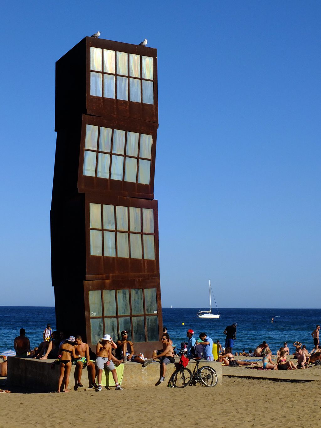 Escultura L’estel ferit (la estrella herida), en la playa de la Barceloneta