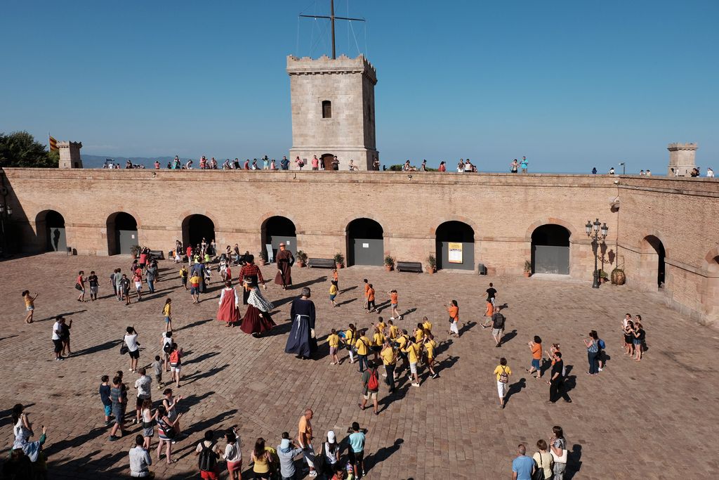 Danses tradicionals al Castell de Montjuïc. Gegants ballant