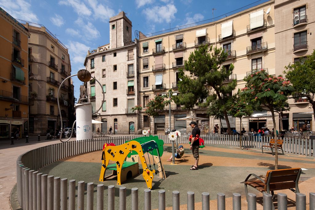 Plaça de George Orwell. Àrea de jocs infantils i escultura
