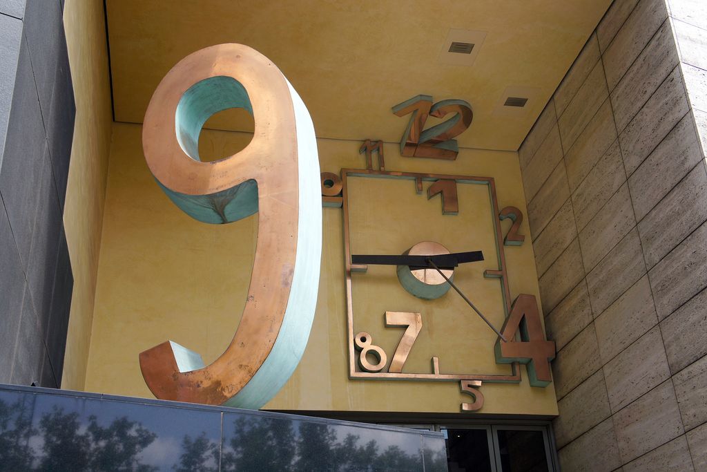 Rellotge al carrer de Numància