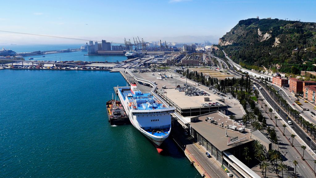 Vista aèria del Port amb un creuer i de la muntanya de Montjuïc