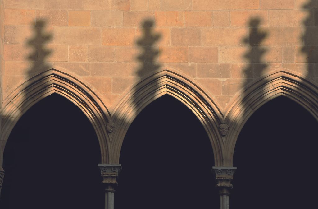 Palau de la Generalitat. Pati gòtic. Arcs apuntats de la galeria gòtica