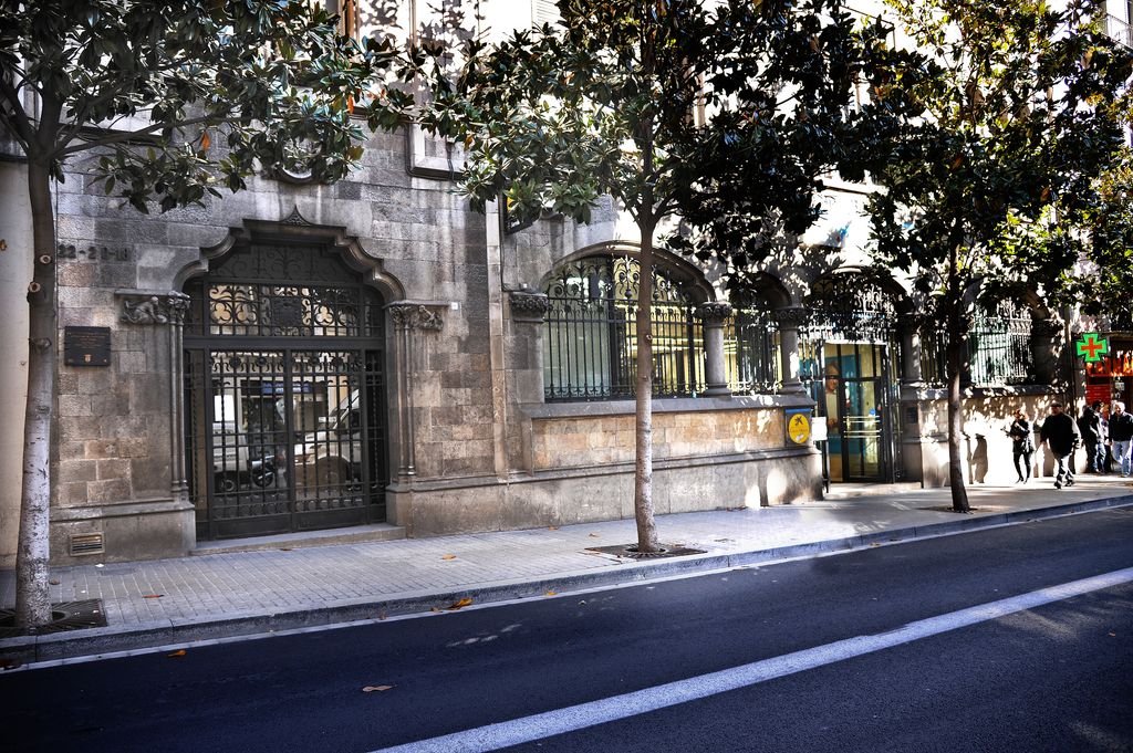 Sucursal de "la Caixa" al carrer Gran de Gràcia