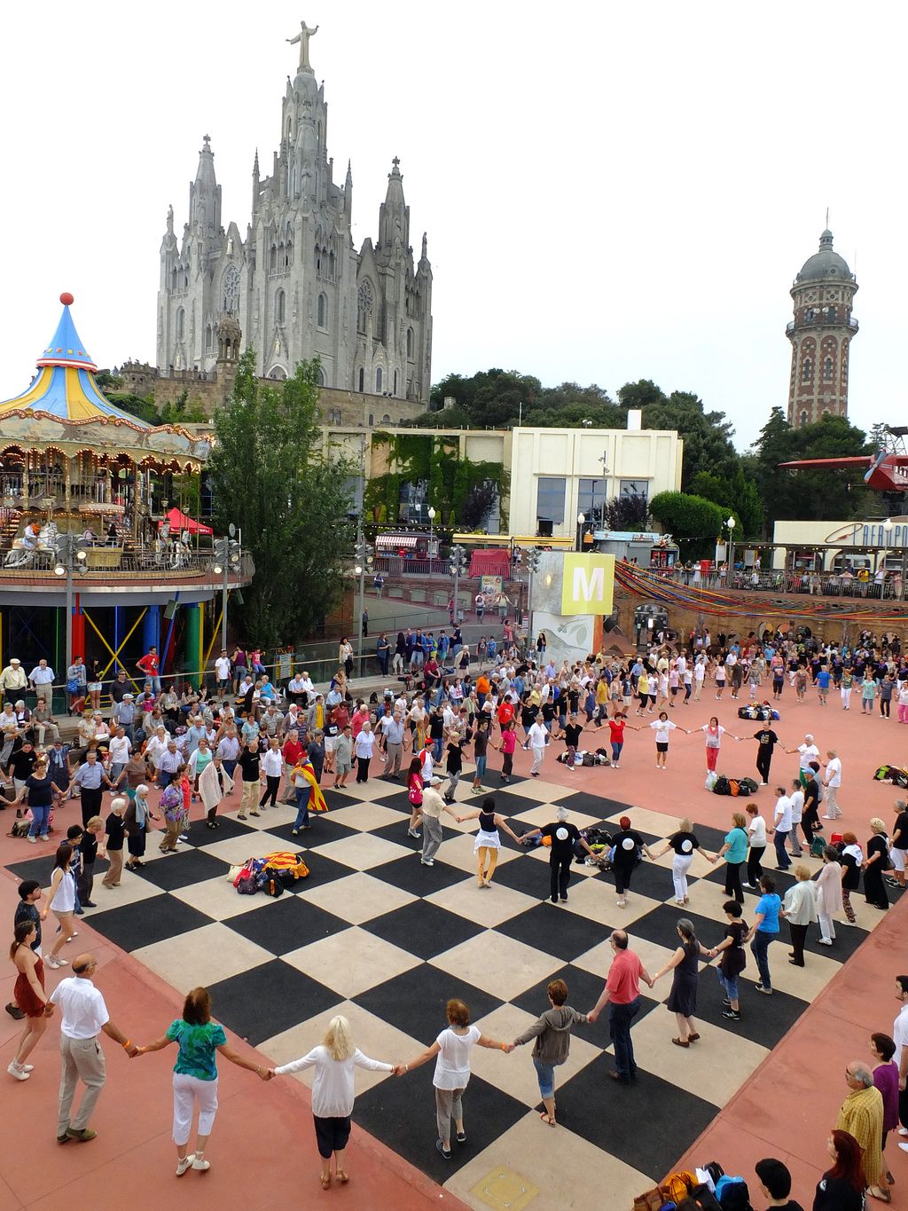 Barcelona capital de la sardana. Ballada al Parc d'Atraccions del Tibidabo amb el temple del Sagrat Cor al fons