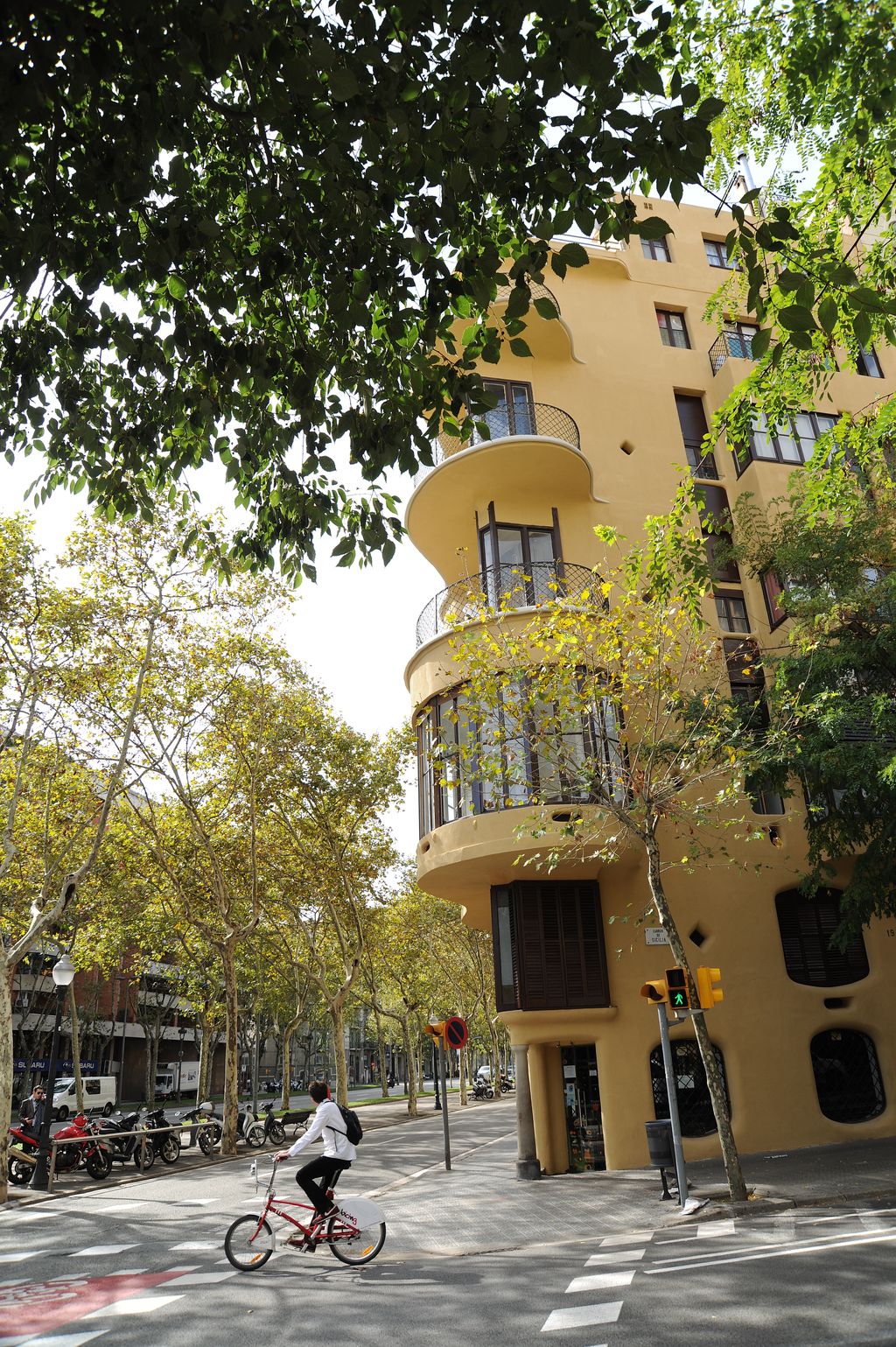 Casa Planells vista des del carrer de Sicília