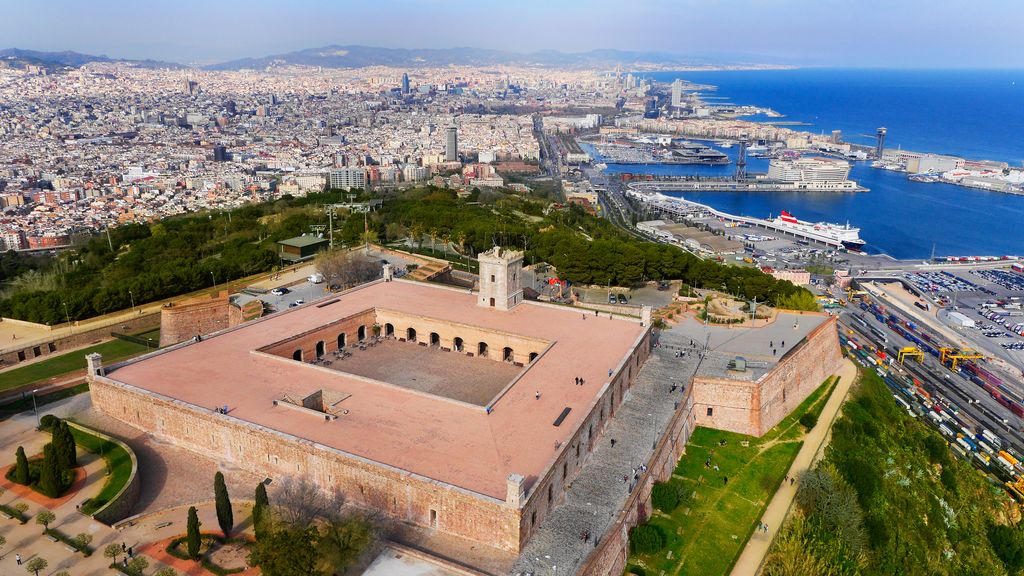 Vista panoràmica de Barcelona amb el Castell de Montjuïc i el Port