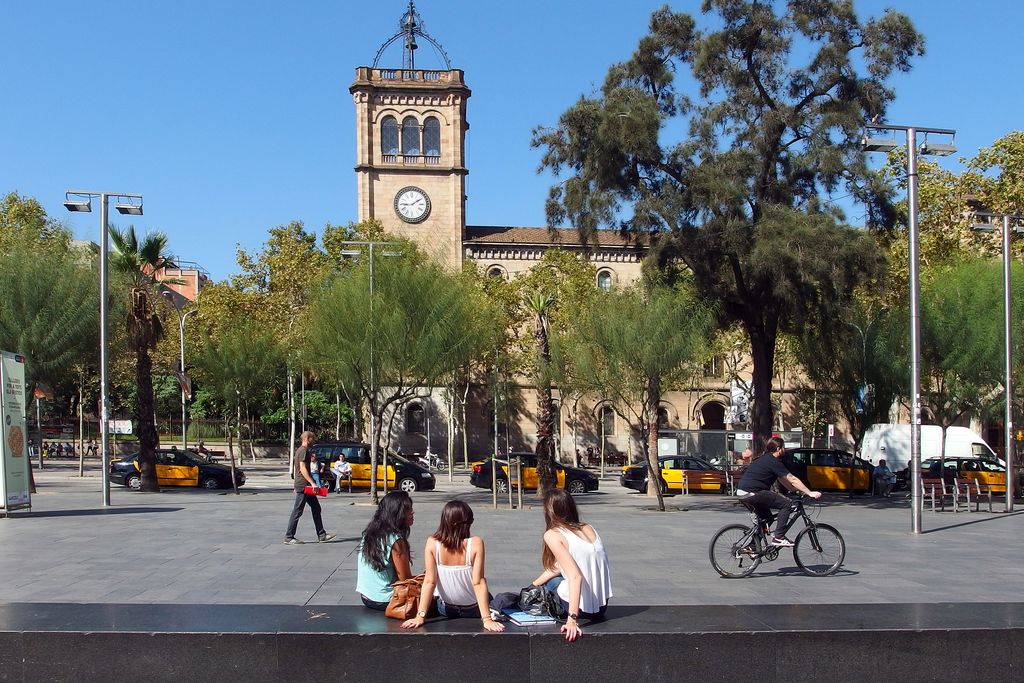 Plaça de la Universitat amb la torre del rellotge de la Universitat de Barcelona