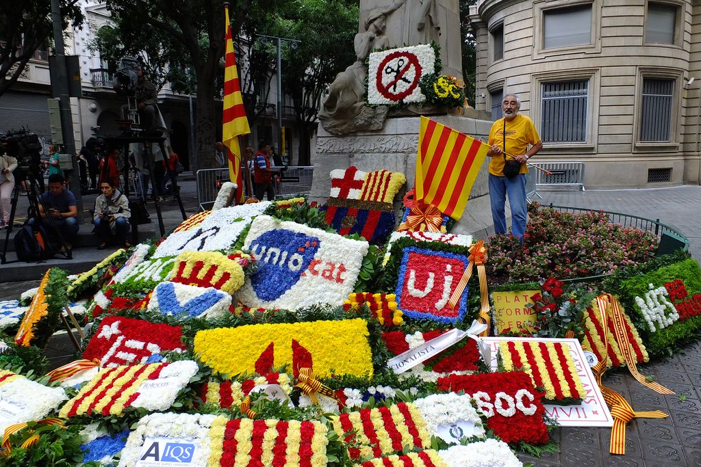 Ofrena floral de la Diada. Flors als peus de l'estàtua de Rafael Casanova