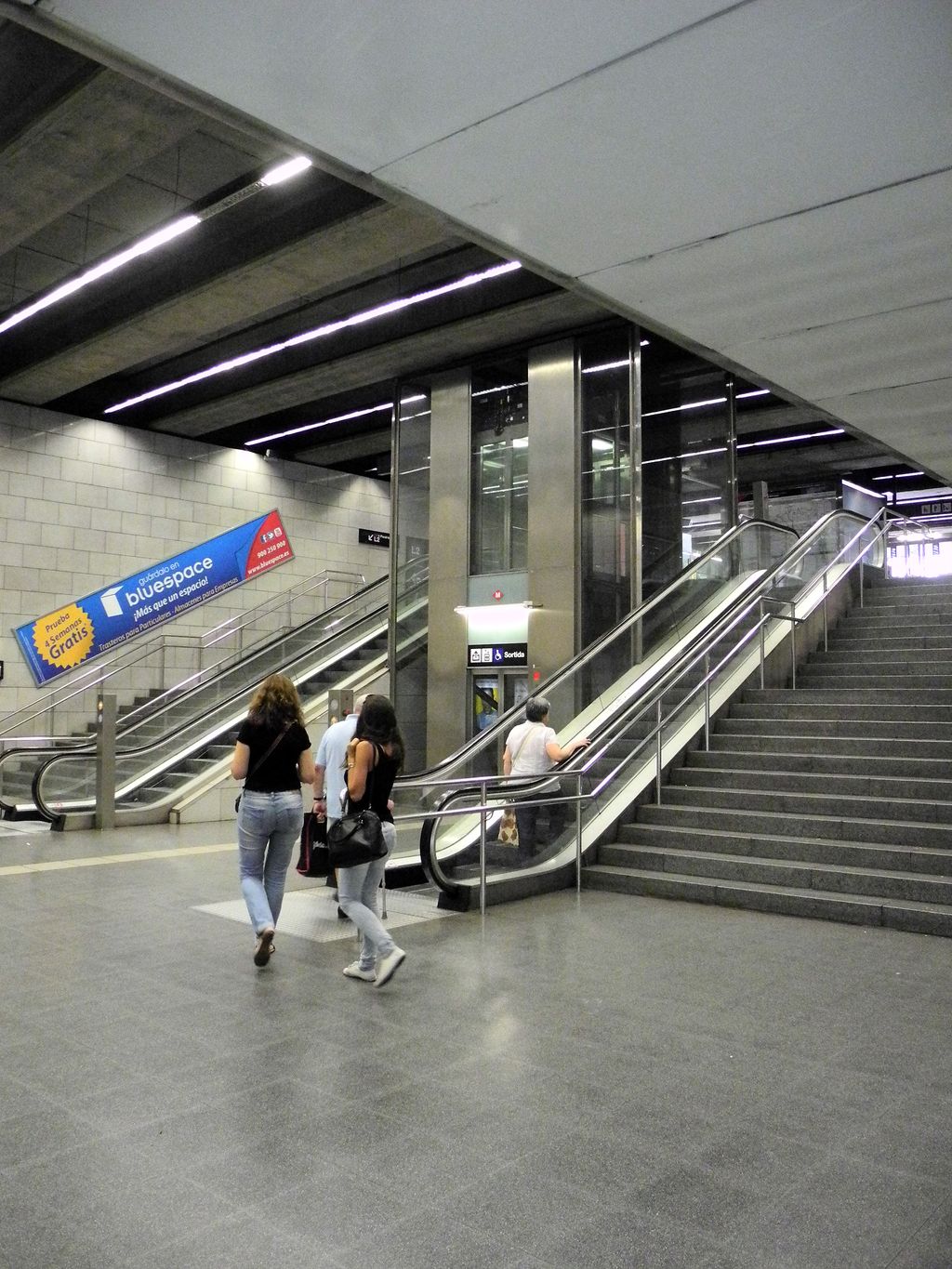 Estació de metro Passeig de Gràcia. Escales mecàniques