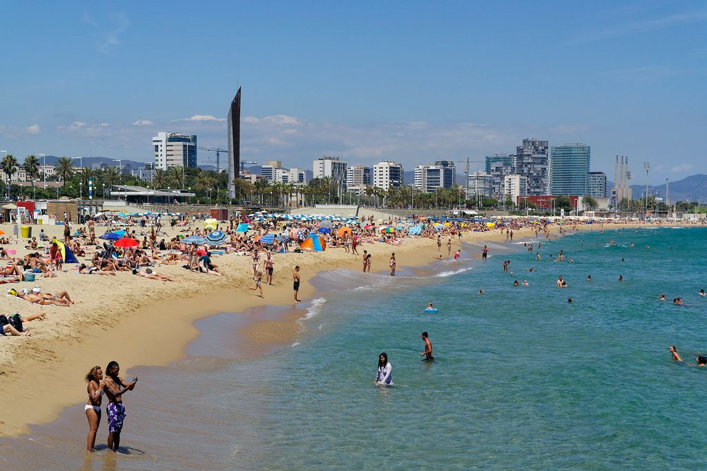 Platja del Bogatell. Banyistes