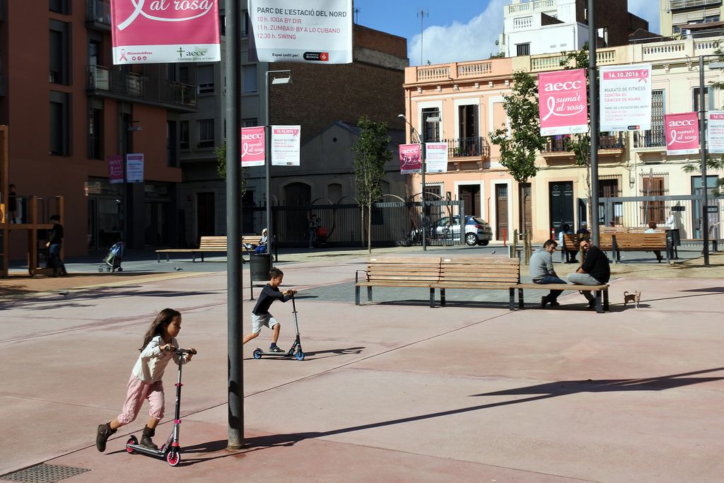 Plaça de les Dones del 36. Nens jugant