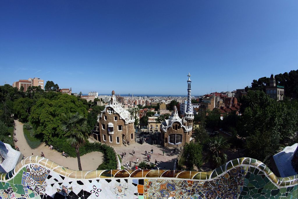 Park Güell. Vista dels pavellons de l'entrada des del mirador de la plaça de la Natura o teatre Grec