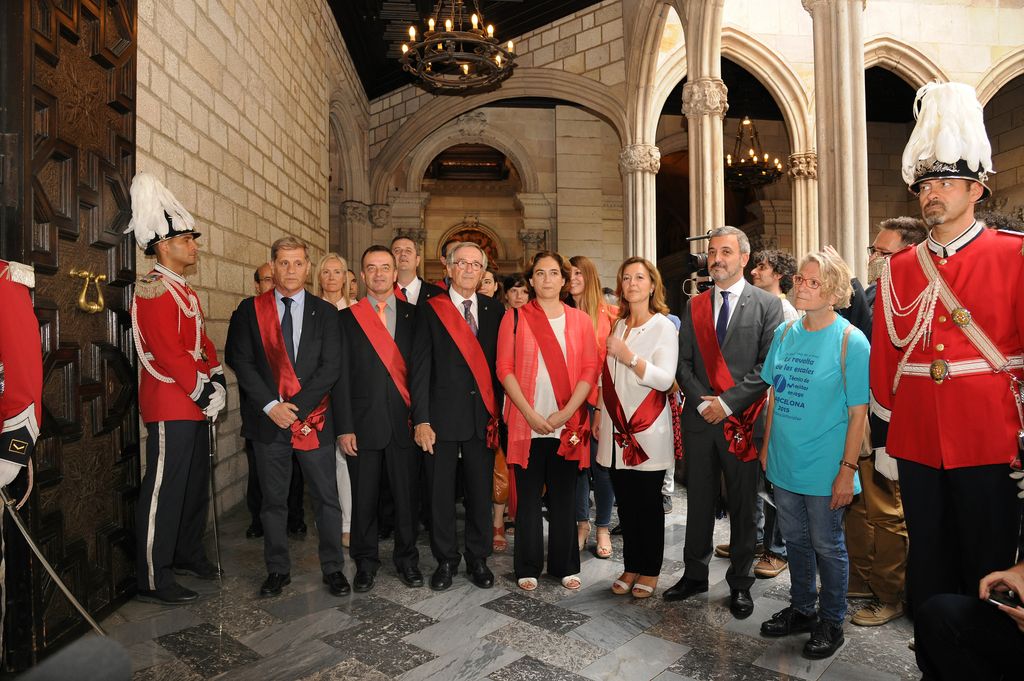 Sessió constitutiva de la corporació municipal. Fotografia de grup al pati