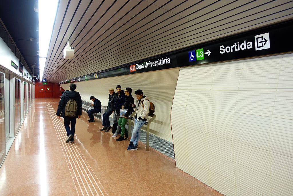 Línia 9 sud del metro, estació Zona Universitària. Andana amb viatgers