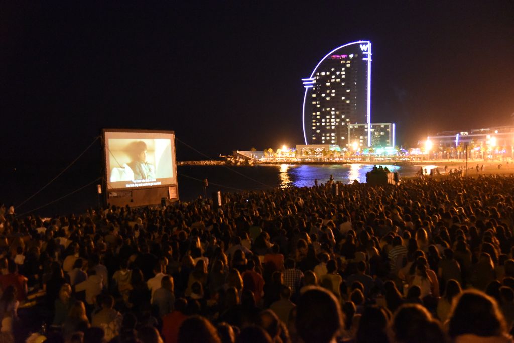 Cinema a la platja de Sant Sebastià a l'estiu