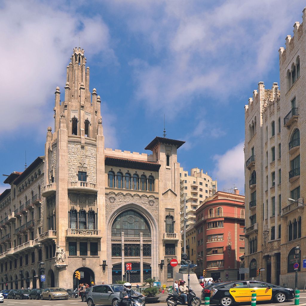 Edifici de Caixabank d'estil neogòtic