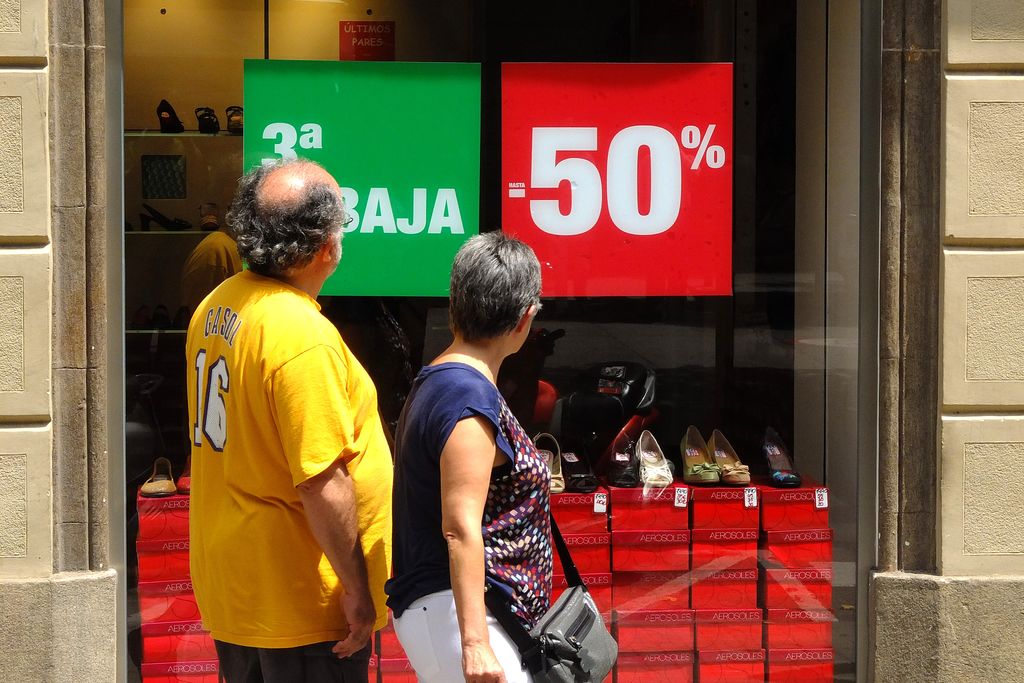 Sabateria amb rebaixes a la rambla de Catalunya