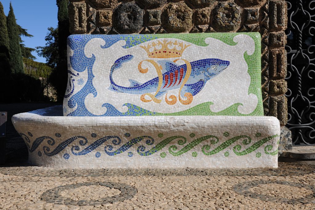Torre Bellesguard - Casa Figueres. Banc del lateral de la porta amb el mosaic d'un peix